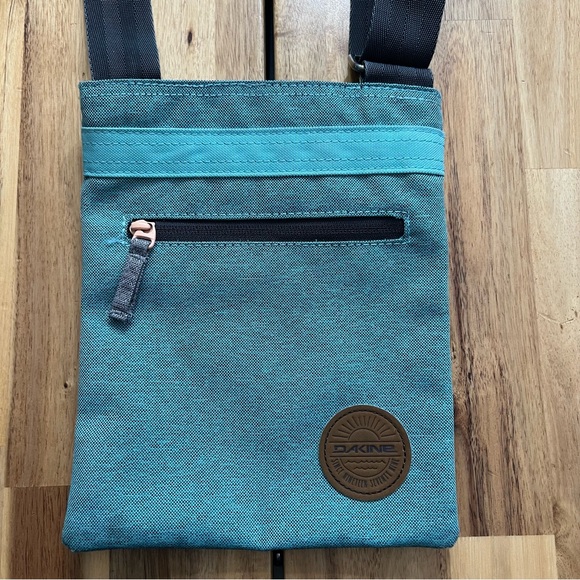 Dakine Blue Mini Crossbody Travel Bag - Picture 1 of 5